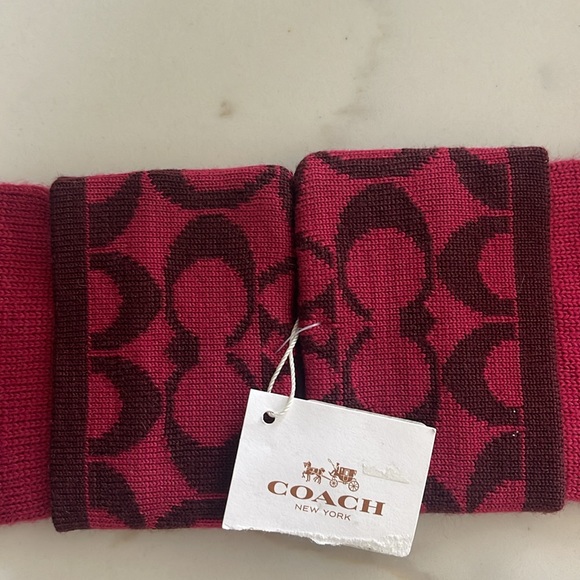 Raspberry colored knit COACH gloves - Picture 5 of 6